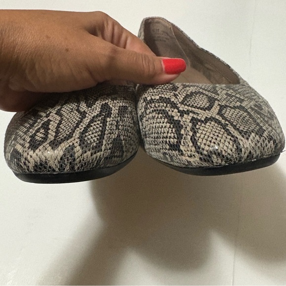 Aerosoles Sophisticated Black and Tan Leather Flats with Snakeskin Texture - Picture 5 of 14